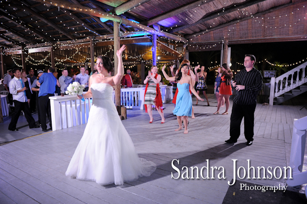 Best Lakeside wedding at Paradise Cove in Orlando, Florida - Wedding photographer - Sandra Johnson (SJFoto.com)